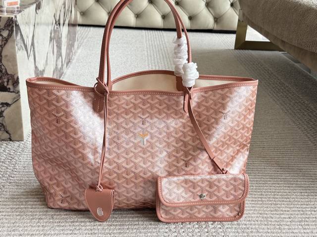 Such a beautiful commuter bag, who would be envious? Goyard 24 limited edition m
