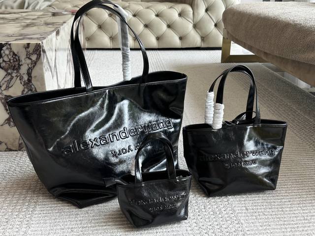 P190 without box Size: 31 30Cm large 20 19Cm medium 13 10Cm small Alexander Wang