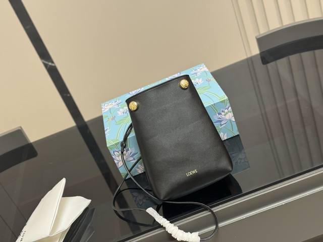 with case Loewe Pebble Pouch is very spacious Loewe's new Pebble phone bag is bo