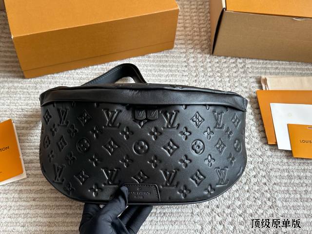 Original cowhide Lv chest bag for boyfriend, cool and cool This Discovery waist