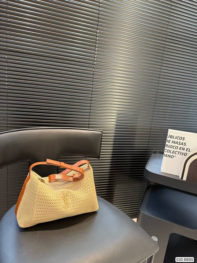Saint Laurent woven underarm bag, a simple bag, very elegant. It is also easy to