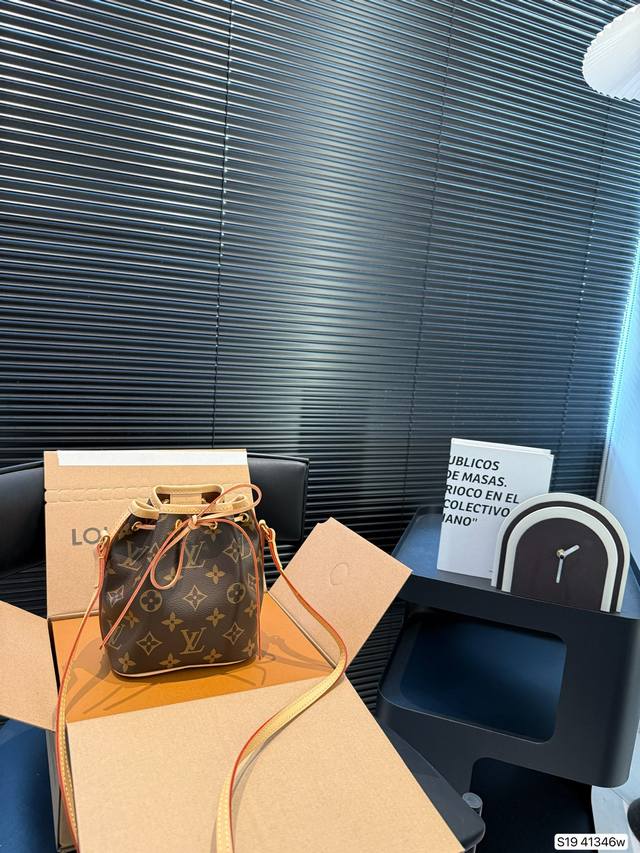 with airplane box folding box Lv mini bucket bag Over the years until today, buc