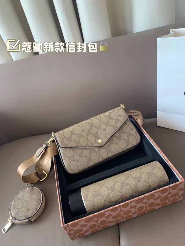 Coach's new envelope bag, detachable metal chain bag. Buy one, get three for fre