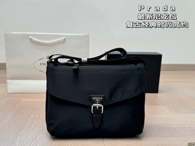 Prada latest nylon bag Retro classic feels great Fashionable, simple, elegant an