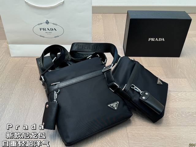 Prada nylon bag Very stylish! Lightweight and stylish on the upper body Size 24