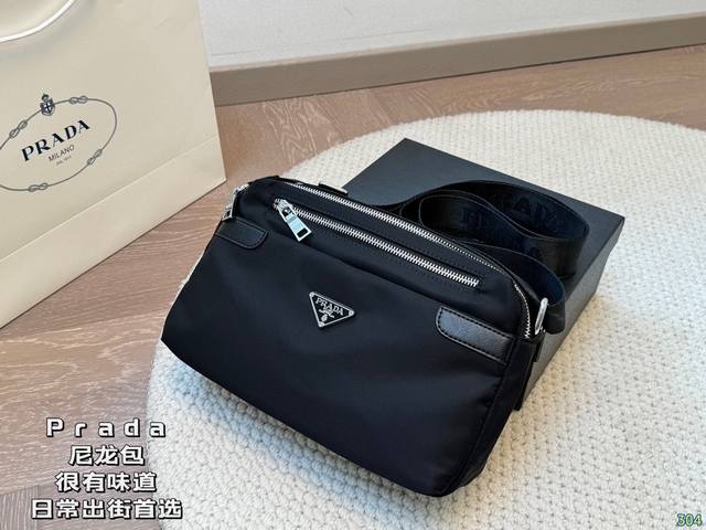 Prada nylon bag Very stylish! Lightweight and stylish on the body Size 28 17