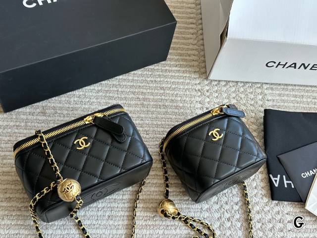 Golden Ball Small Box Bag The Golden Ball Box Bag, which has always been popular