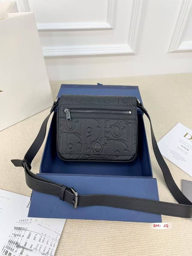 with folding gift box Dior Homme messenger bag is really cool La ~ Simple and te