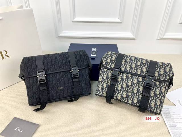 with folding gift box Dior Homme messenger bag is really cool La ~ Simple and te
