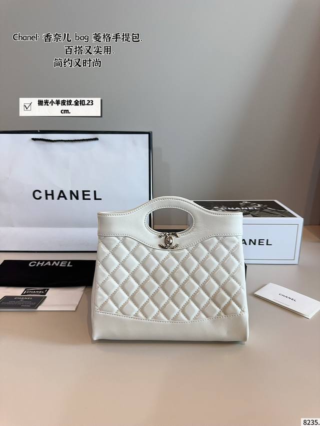 with gift box. Chanel. Handbag. Fashionable and well matched Not old-fashioned a