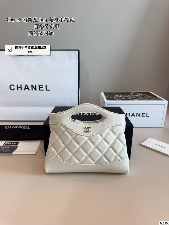 with gift box. Chanel. Handbag. Fashionable and well matched Not old-fashioned a