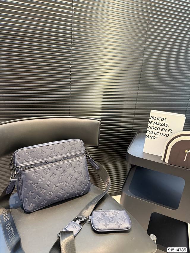 Lv's new men's messenger bag is so popular that it is hard to find one. It has a
