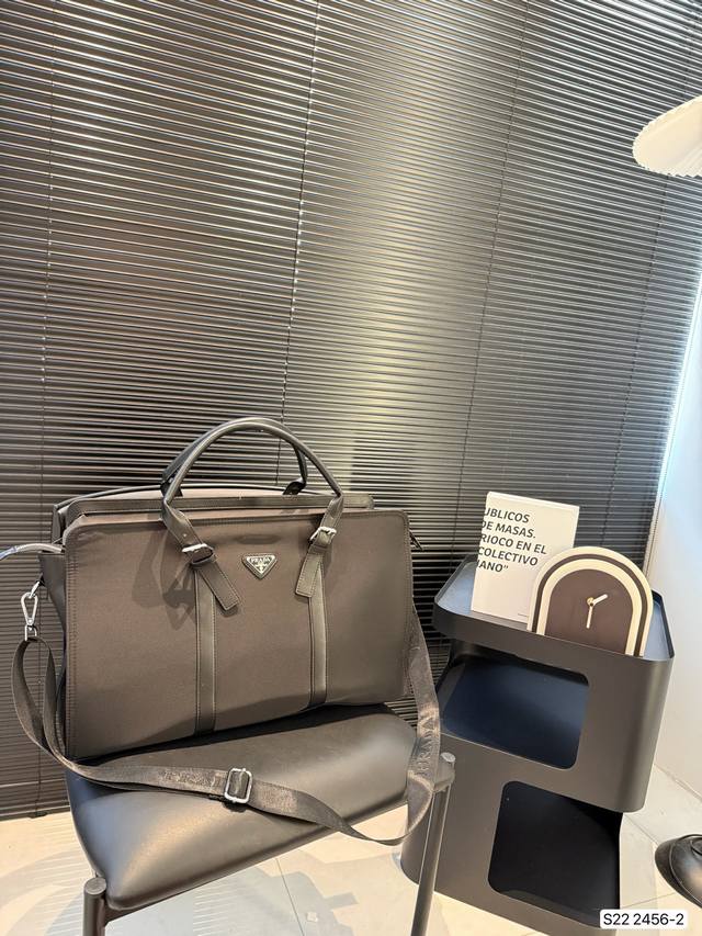 Prada travel bag is really super large. It is the first choice for traveling. Th