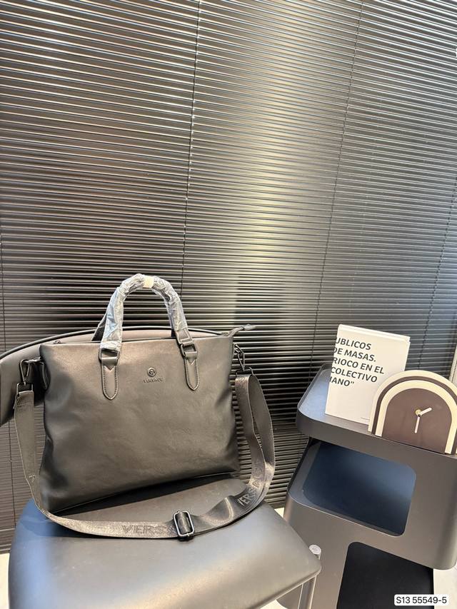 Versace's latest men's briefcase is practical, exquisitely crafted, high-end, cl
