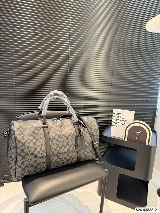 Coach travel bag is really super large. It is the first choice for traveling. Th