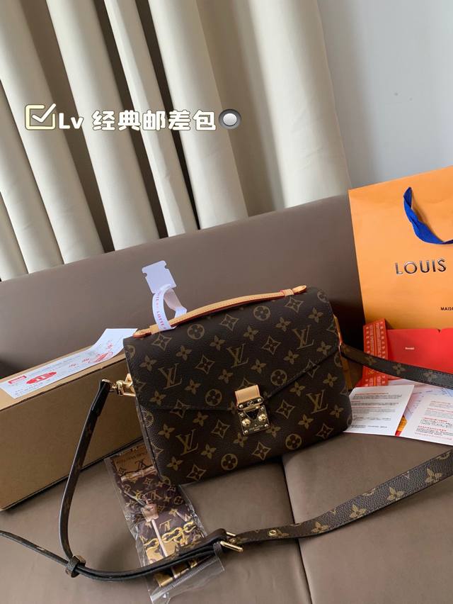 with airplane box folding box Lv classic messenger bag The classic shape exudes