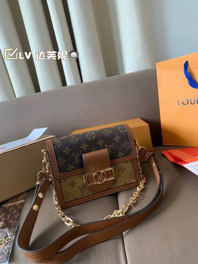 with airplane box folding box Lv Daphne's details are really high-end, giving yo