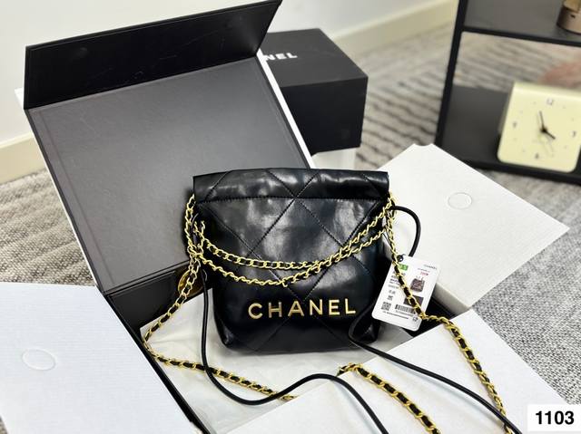 with airplane box folding box Chanel garbage bag Stars' favorite Chanel 22Bag Th