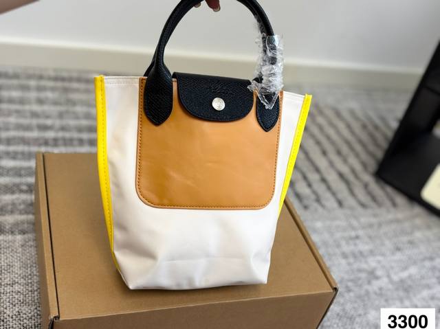 Longchamp nylon shopping bag is lightweight and versatile. It is a must-have for