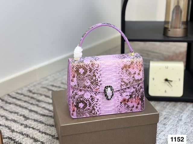 with box Bulgari snakehead bag has never stopped. In recent years, it has been c