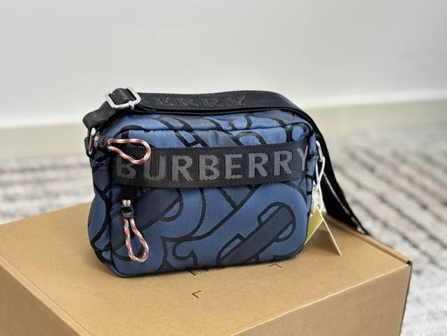 does not come with a gift box Burberry's new camera bag has a very good temperam