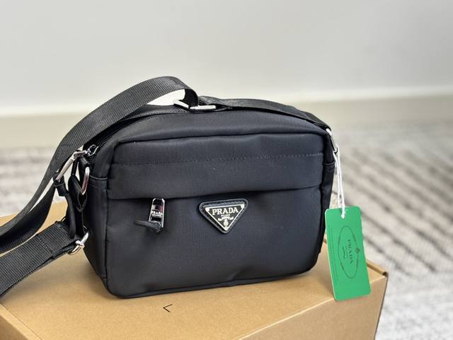 does not come with a gift box Prada's new camera bag has a very good temperament