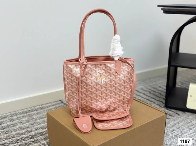 Such a beautiful commuter bag, who would be envious of it? Goyard 24 limited edi