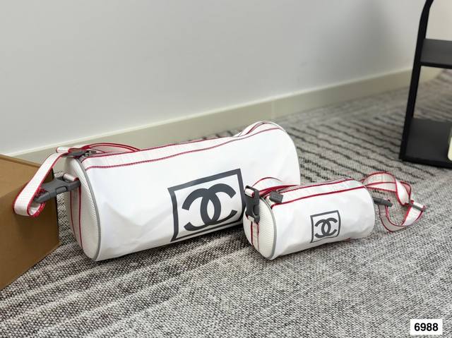 Chanel Tote Bag is a classic design full of luxury, and the size is just right.