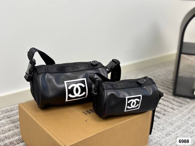 Chanel Tote Bag is a classic design full of luxury, and the size is just right.
