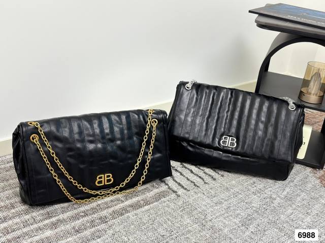 Balenciaga chain bag Elegant, stylish, simple and generous Cool feeling Also bri