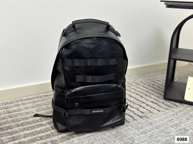 Balenciaga backpack is popular New favorite backpack Very easy to carry Low-key