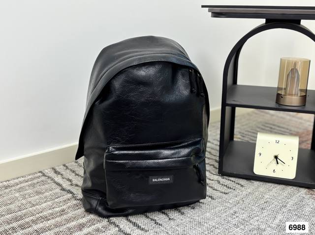 Balenciaga backpack Classic fabric Feels super nice Calm and generous! You can't
