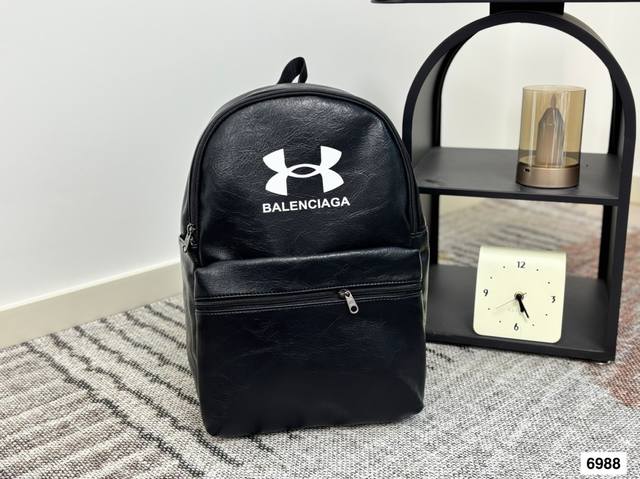 Balenciaga backpack is popular New favorite backpack Very easy to carry Low-key