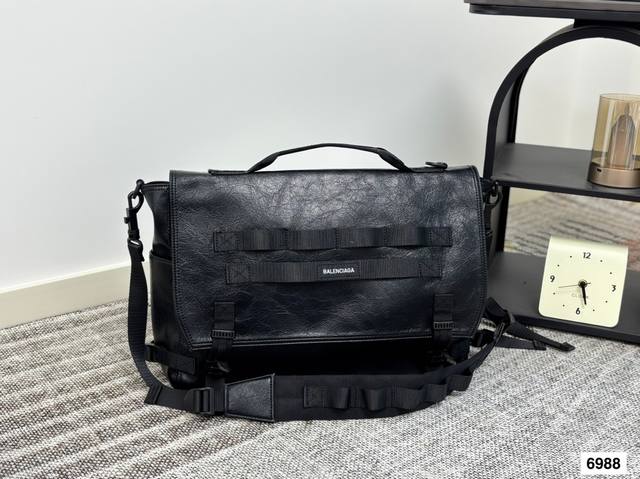 Balenciaga messenger bag Balenciaga's new messenger bag has a simple and elegant