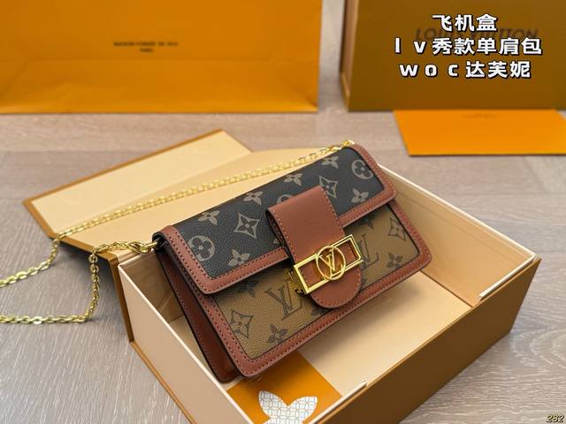 airplane box Lv show shoulder bag Daphne can't be said to be more size is very s