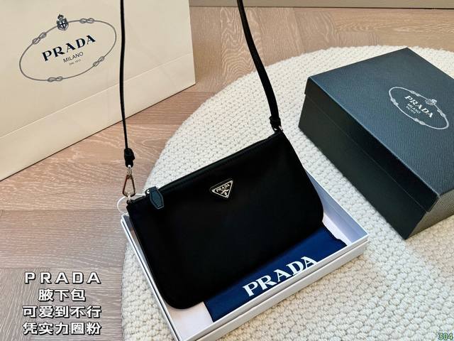 with box Prada underarm bag is so cute! It attracts fans with its strength Simpl