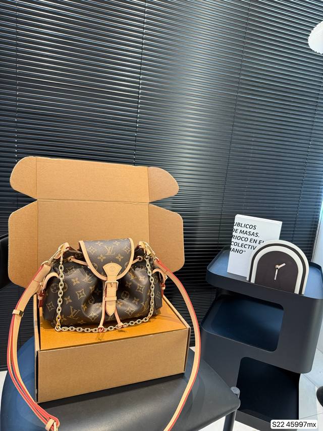 with airplane box folding box Lv2025 Fall/Winter Collection Paris Fashion Week--