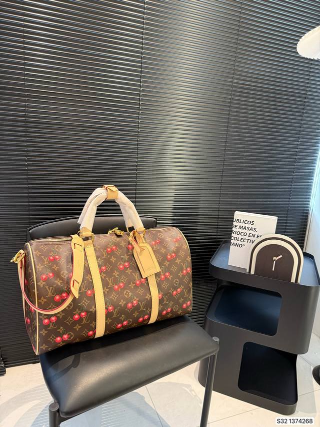 Lv travel bag Very simple and exquisite design, full of details Whether it is a