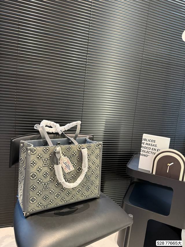 Large LV denim tote is versatile and practical, sweet or salty, cool and sassy.