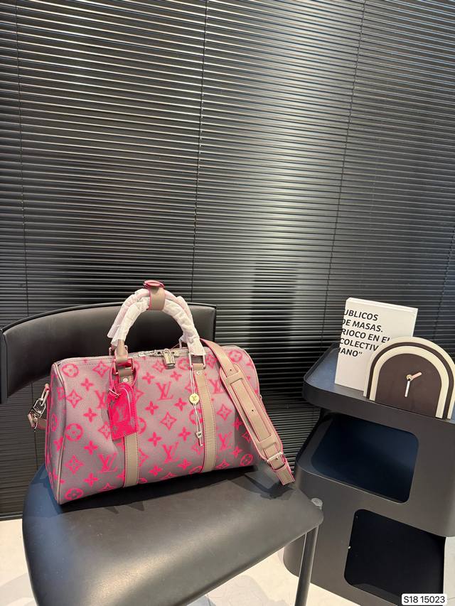 Lv pillow bag spring and summer show series, this Lv model is so cool, both men