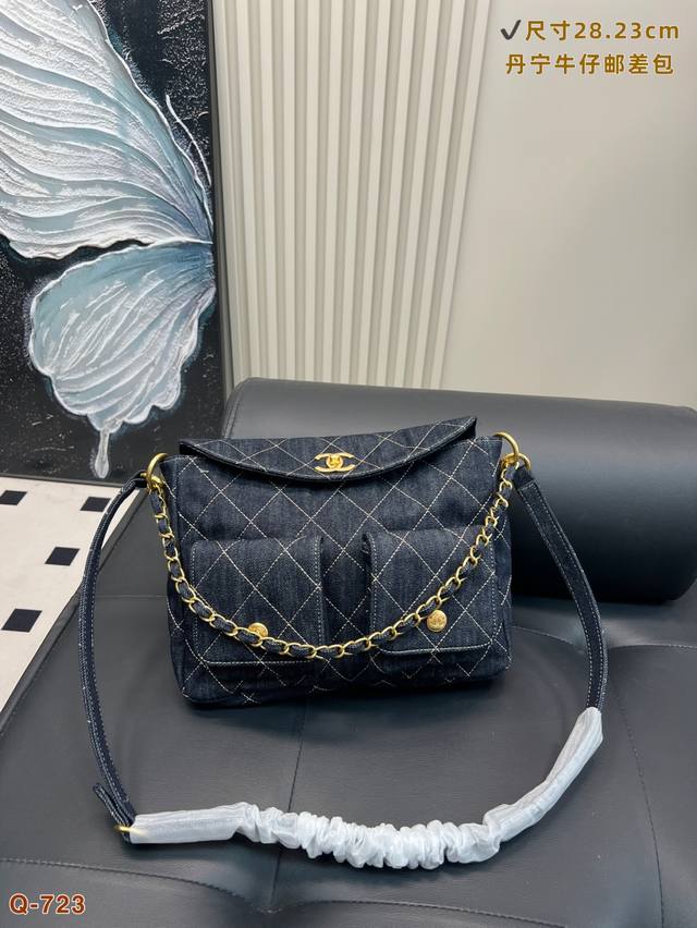 Chanel Denim Hobo Messenger Bag The whole bag is made of high-quality denim, whi