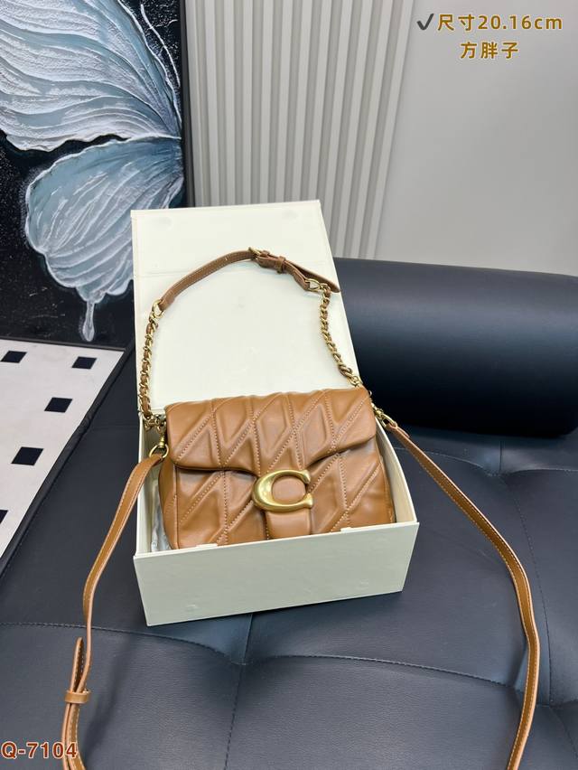 with folding box Coach's August new model Tabby is so cute. It has two detachabl