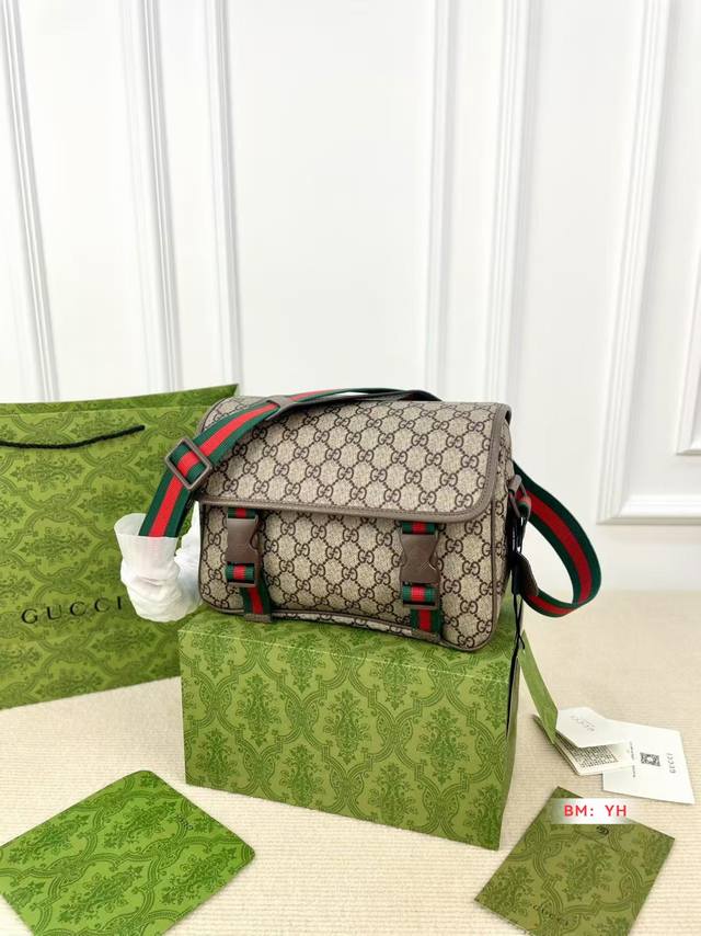 with foldable gift box Gucci men's messenger bag can be worn on one shoulder or