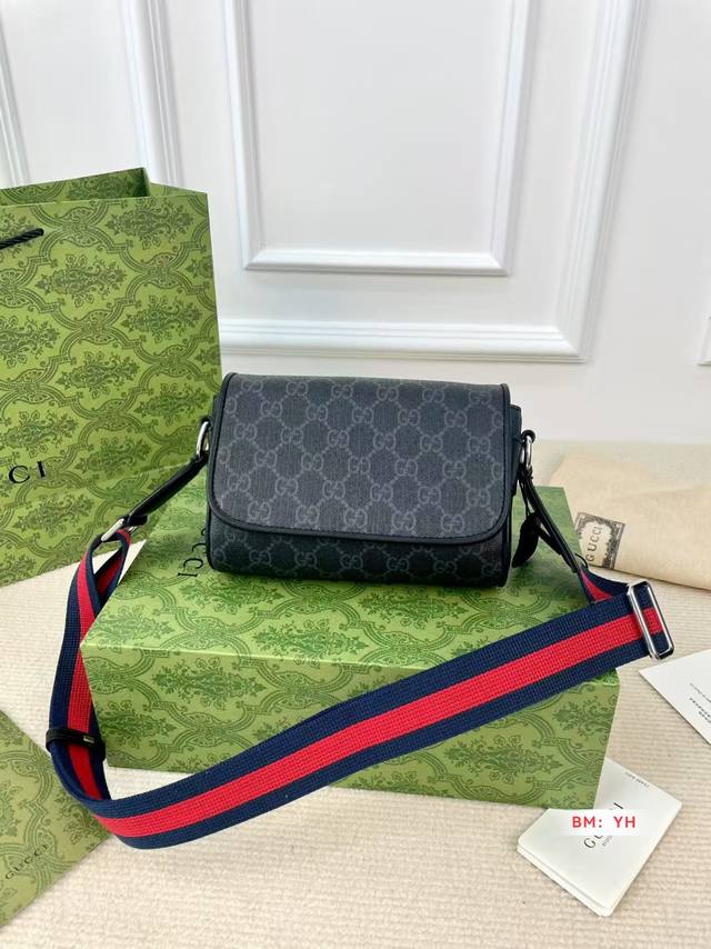 with folding gift box Gucci men's messenger bag can be worn on one shoulder or c