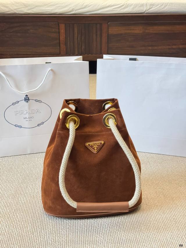 Prada25 Spring/Summer Canvas Striped Bucket Bag is a very artistic bucket bag .