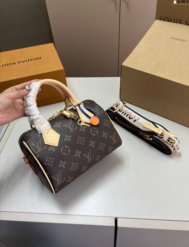chip version Lv Louis Vuitton pillow bag versatile fashion high value is a must-