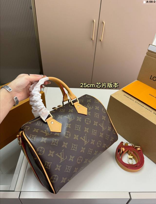 25cm Lv classic pillow package chip version This size is just right for summer E