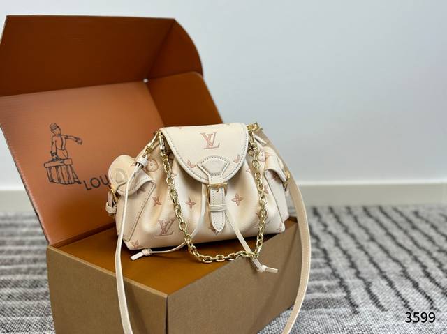 with airplane box folding box Lv2025 Fall/Winter Collection Paris Fashion Week--