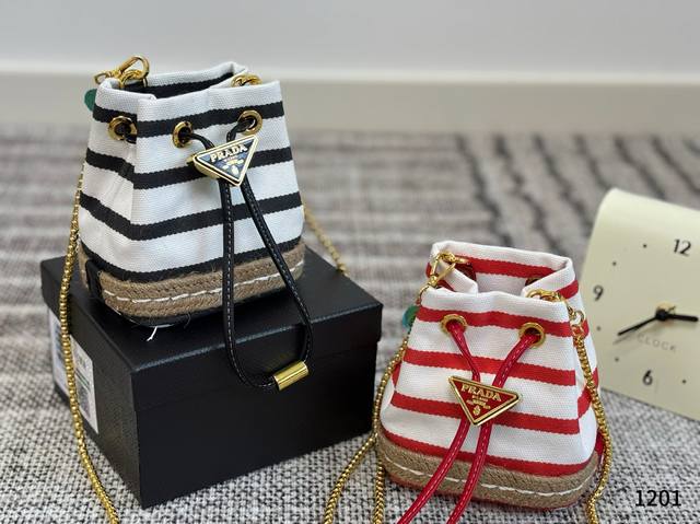 Prada bucket Prada is so cute~ This small Prada bucket is so cute Lightweight an