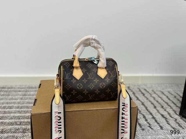 Lv Speedy20 pillow bag The new Speedy20 is a treasure size, because the size of